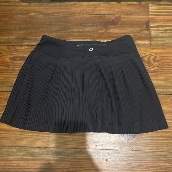 Lululemon black pleated tennis skirt size 2 - Picture 2 of 4